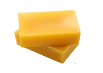 Come gli apicoltori trasformano la vecchia cera d'api in imprese redditizie