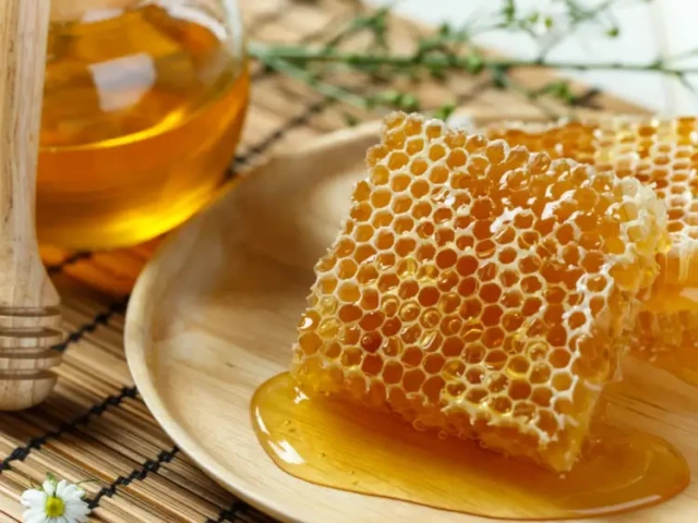 How to Uncap Wax Like a Pro: Maximizing Honey Yield While Protecting Your Combs