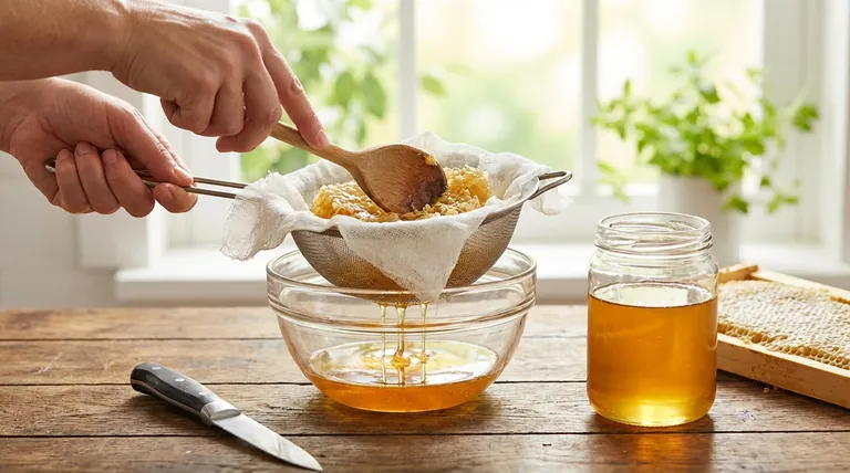 Como remover mel sem um extrator? Um guia para o simples método de esmagar e coar
