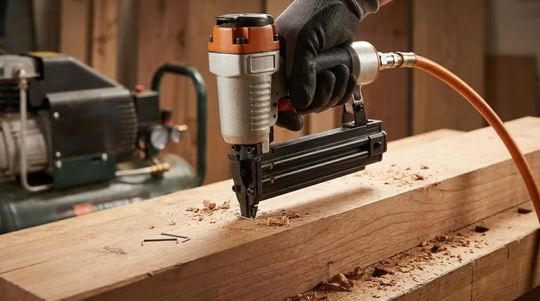 ما هي أفضل دباسة مسامير للأعمال الخشبية؟ دليل القوة والدقة والأداء
