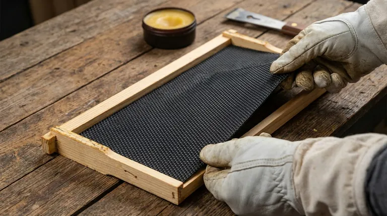 Come si installa il fondello in plastica in un telaio? Una Guida Rapida e a Incastro per Apicoltori