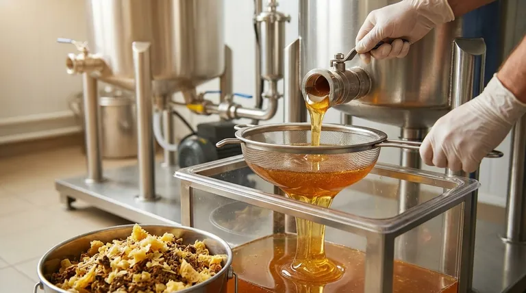 ماذا يحدث خلال مرحلة تصفية العسل؟ دليل لتنقية محصولك