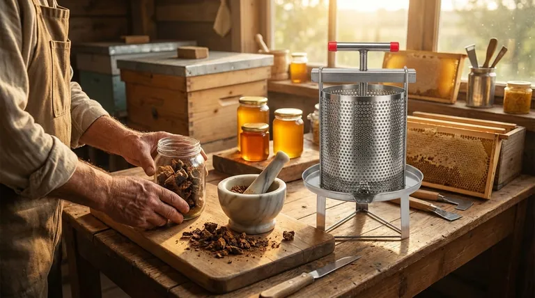 ما هي الطرق المختلفة لمعالجة العكبر (البروبوليس) إلى أشكال قابلة للاستخدام؟ أطلق العنان للإمكانات الكاملة لحصادك