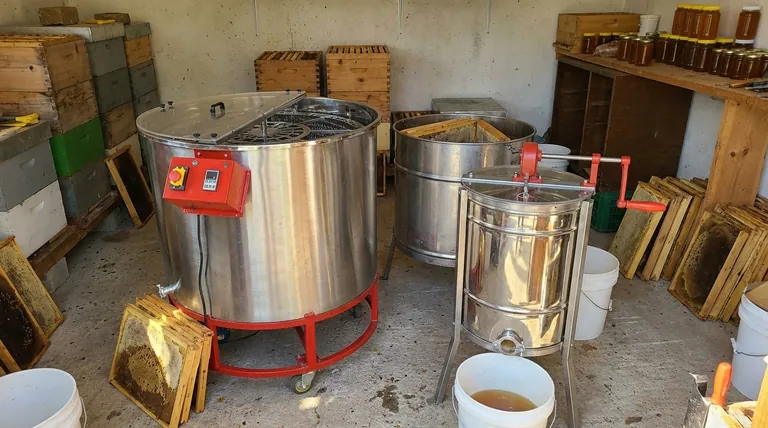 Wie entscheide ich mich zwischen einem manuellen und einem elektrischen Honigschleuder? Wählen Sie die richtige Schleuder für den Umfang Ihrer Imkerei.