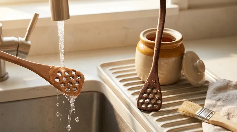 كيفية تنظيف وتخزين مغرفة العسل؟ خطوات بسيطة لأداء يدوم طويلاً