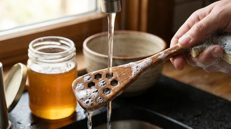 꿀 막대(honey dipper)를 닦을 때 비누를 사용해서는 안 되는 이유는 무엇일까요? 꿀의 순수한 맛을 보존하세요