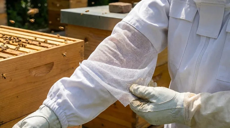 What are bee suits made of? Choosing the Right Material for Maximum Protection & Comfort