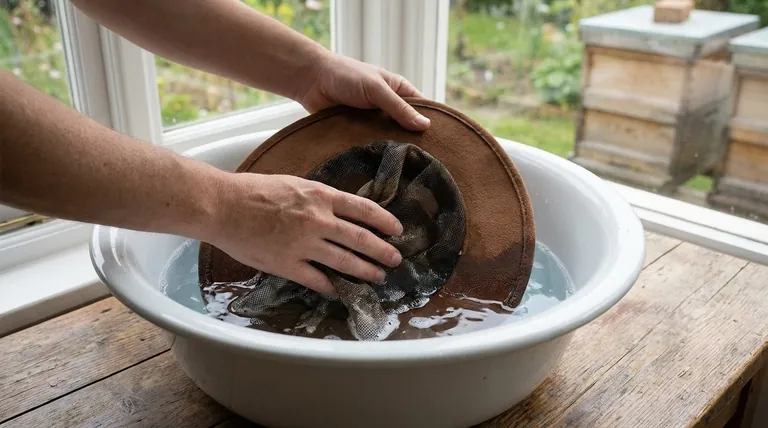 Como se deve limpar o véu destacável de um fato de apicultura? Proteja o seu equipamento e a sua segurança