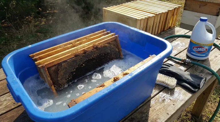 청소 후 프레임을 담그는 데 사용되는 용액은 무엇입니까? 효과적인 살균을 위한 양봉가 가이드