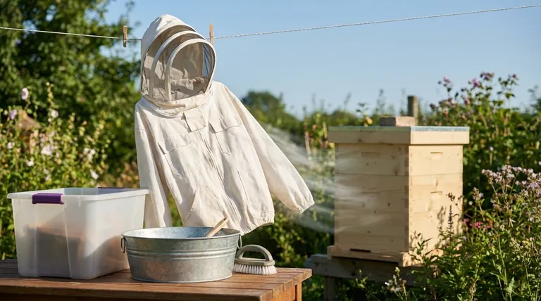 Comment nettoyer les combinaisons et vêtements d'apiculture avant de les ranger ? Un guide pour l'hygiène de la ruche et la longévité de l'équipement