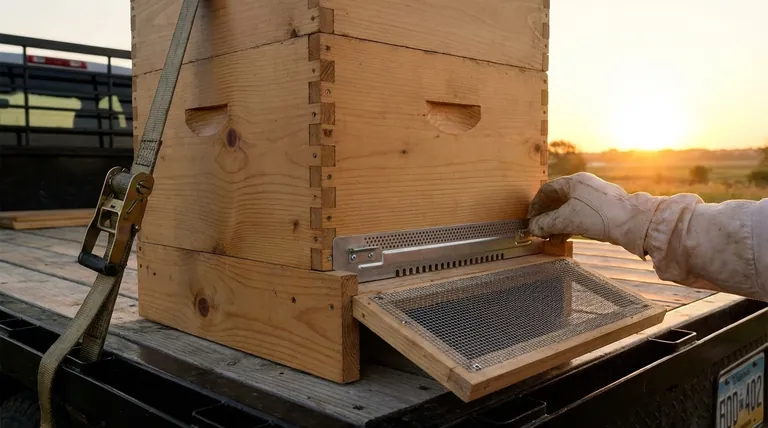 벌통을 옮길 때 입구 축소기를 어떻게 고정해야 하나요? 벌의 탈출 및 과열 방지