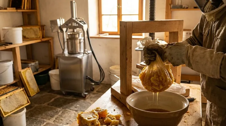 كيف تعمل طريقة الضغط لاستخراج العسل؟ دليل بسيط ومنخفض التكلفة لمربي النحل