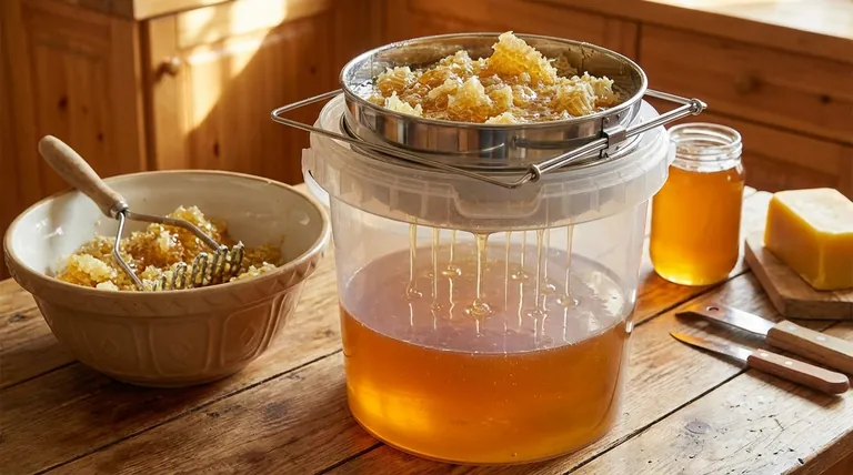 Kann man Honig nur mit Schwerkraft gewinnen? Eine einfache Anleitung zur Quetsch- und Siebmethode