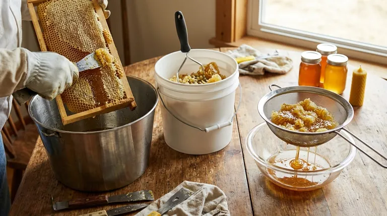 Comment extraire le miel d'un cadre ? Un guide du débutant pour la méthode d'écrasement et de filtration