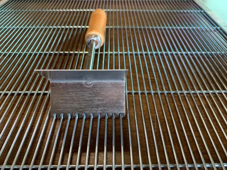 Queen Excluder Scraper